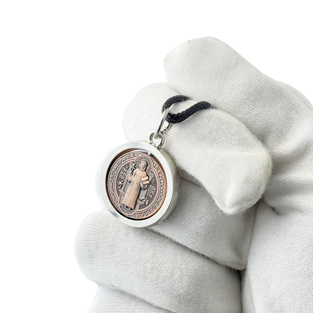 Jewelry & Watches Company - Nuevo Collar con Medalla de San
